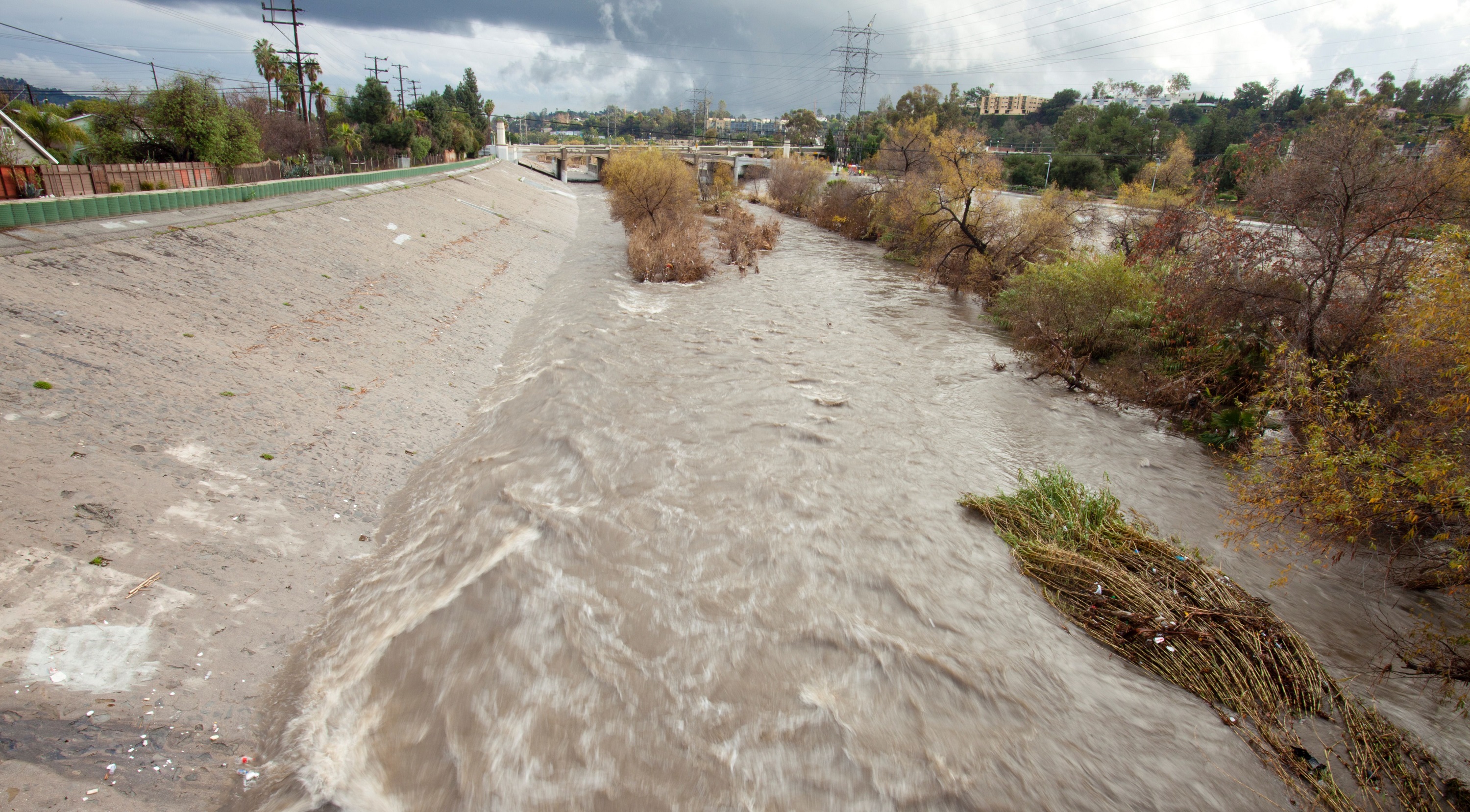 Los Ángeles llena sus depósitos de agua de lluvia, aunque la mayor